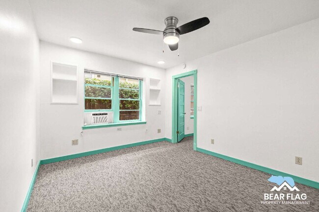 Building Photo - For Rent – 1 Bedroom Back Unit in Mid-Town...