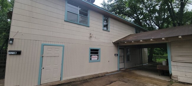 Building Photo - Huge 4 bedroom/1 bath Downstairs unit with...