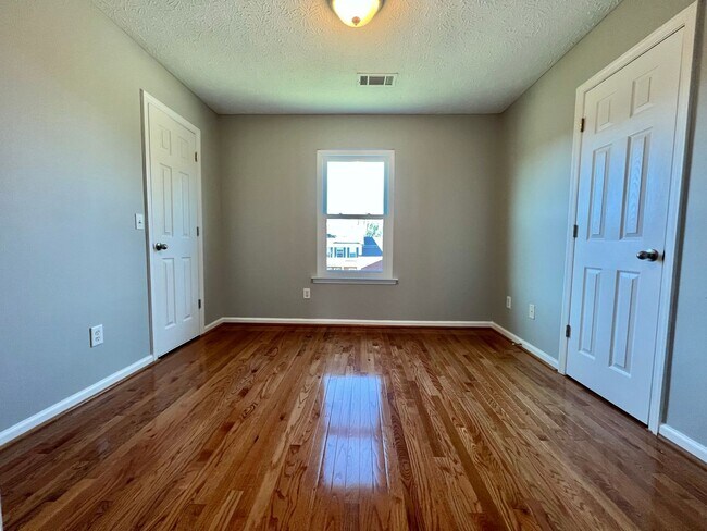 Building Photo - 3 Bed, 2.5 Bath Home w/ 2 Car Garage and Bonus Room