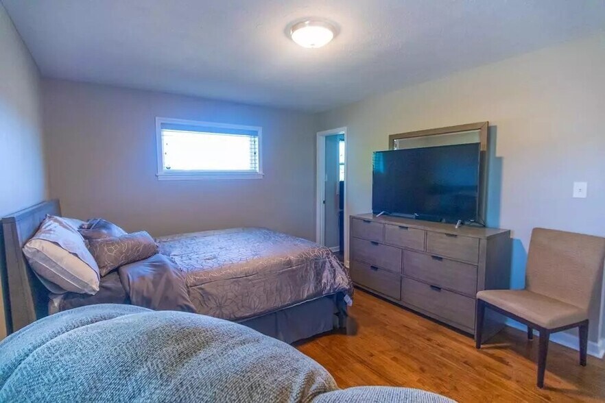 Building Photo - 614 Camellia St NE