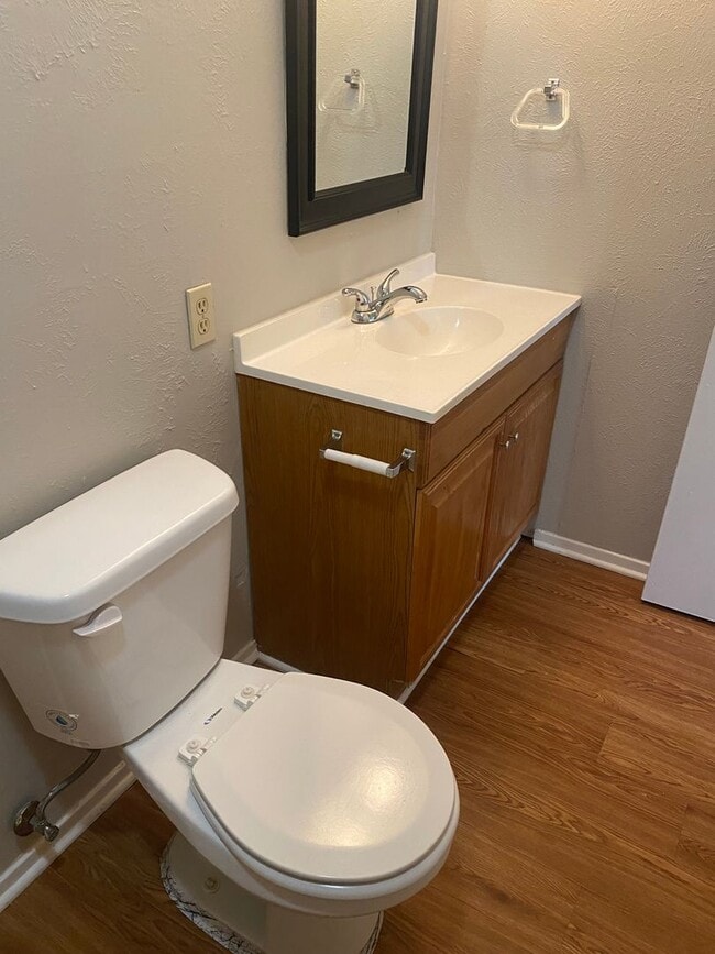 Building Photo - 513 S Bowen Rd