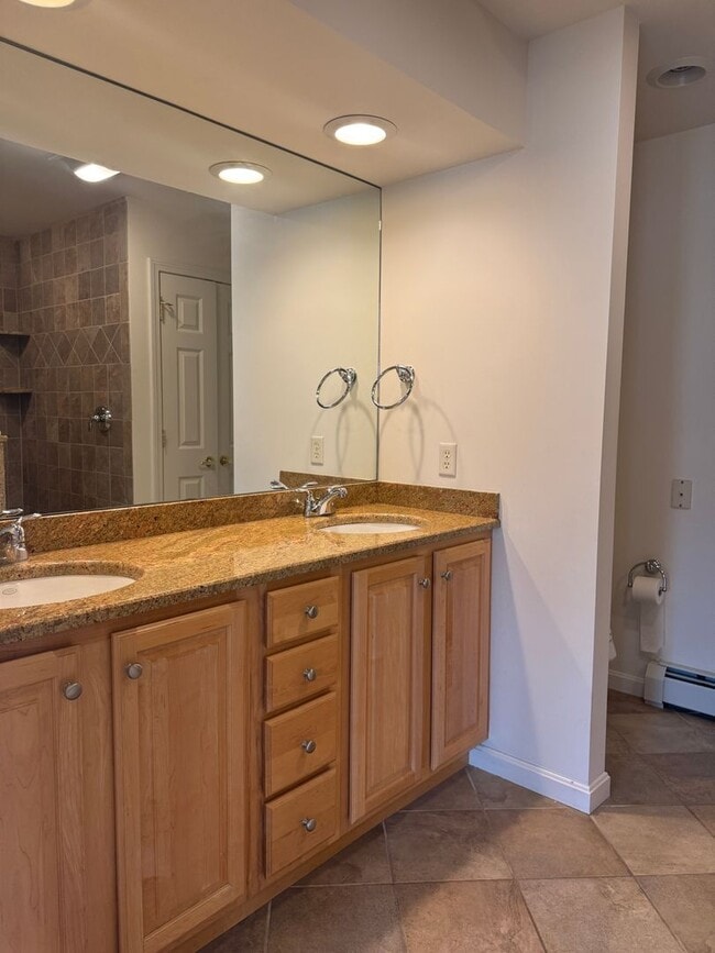 Building Photo - 3 Bedroom Condo in Hanover