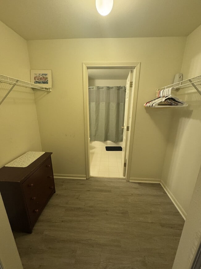 Building Photo - Fenton Fully-Furnished 2-Bedroom Apartment Available!