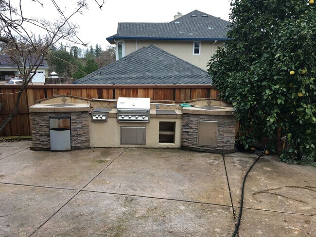 Building Photo - 5 Bedroom Home with a POOL in Folsom