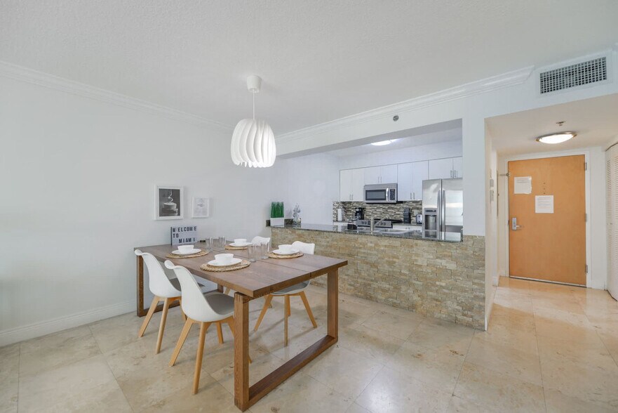 Building Photo - 1200 Brickell Bay Dr