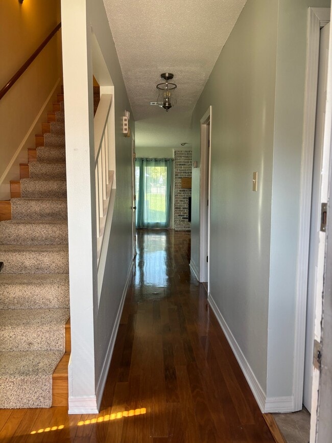 Building Photo - 262 Highpoint Dr