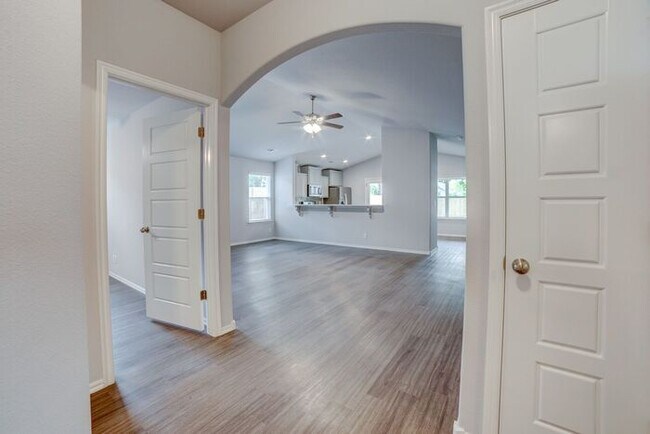 Building Photo - Brand new 4/2/2 in Elysian Fields!