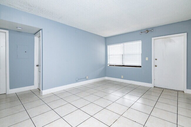 Building Photo - Charming 2-Bedroom Apartment – Fully Furni...