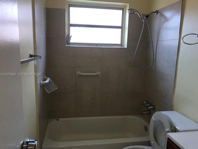 Building Photo - 807 SW 5th Ct