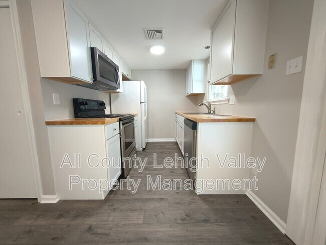 Building Photo - 806 S Armour St