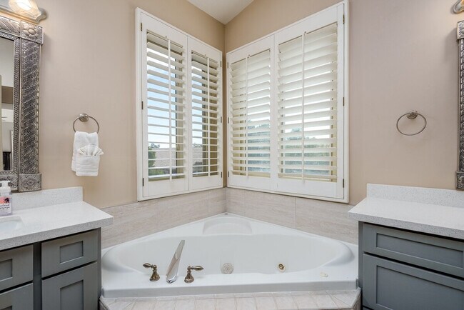 Building Photo - 6417 E Marilyn Rd