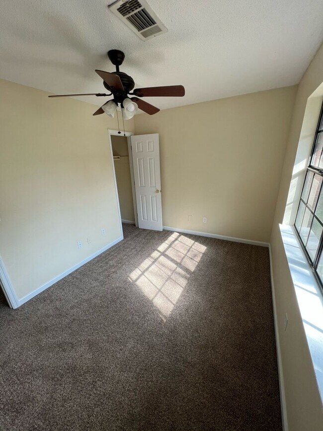 Building Photo - 1097 Live Oak Dr
