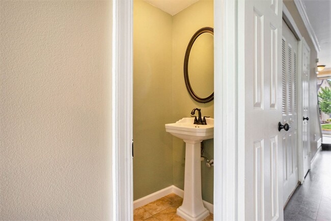 Building Photo - Beautiful Spacious Townhome