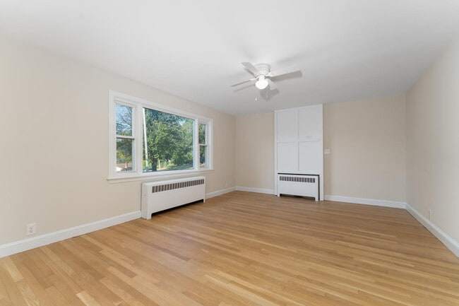 Building Photo - 4 Lingert Ave