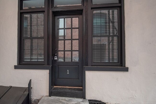 Building Photo - 323 N Mulberry St