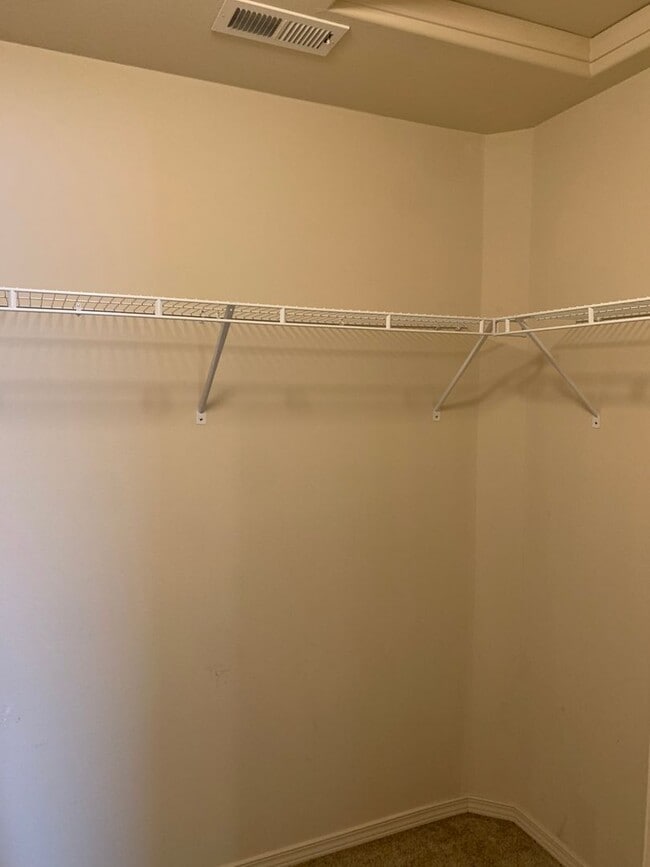 Building Photo - *** FIRST FULL MONTH'S RENT FREE***BEAUTIF...