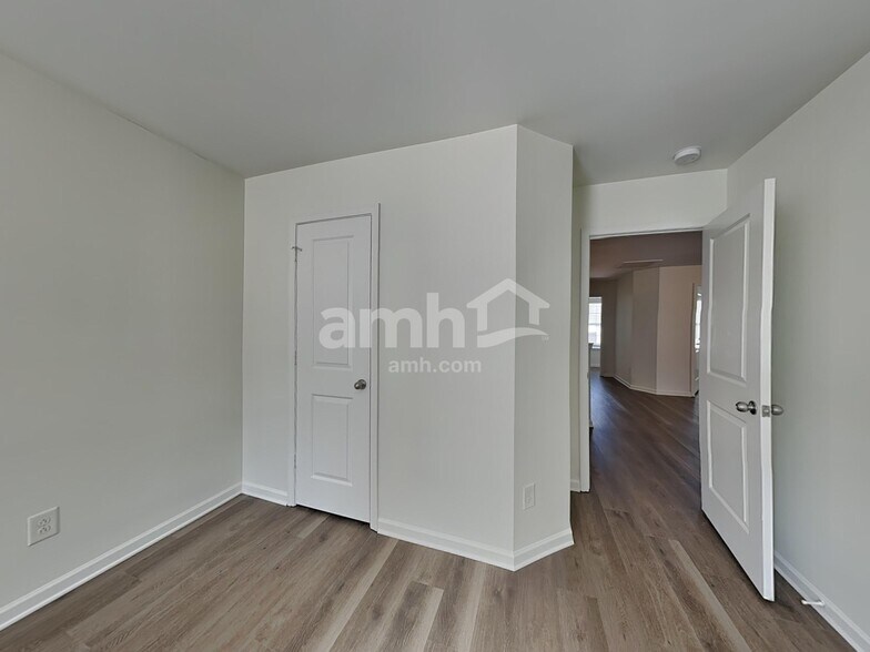 Building Photo - 2004 Centerview Dr