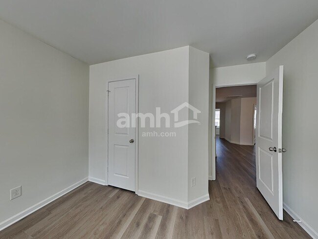 Building Photo - 2004 Centerview Dr