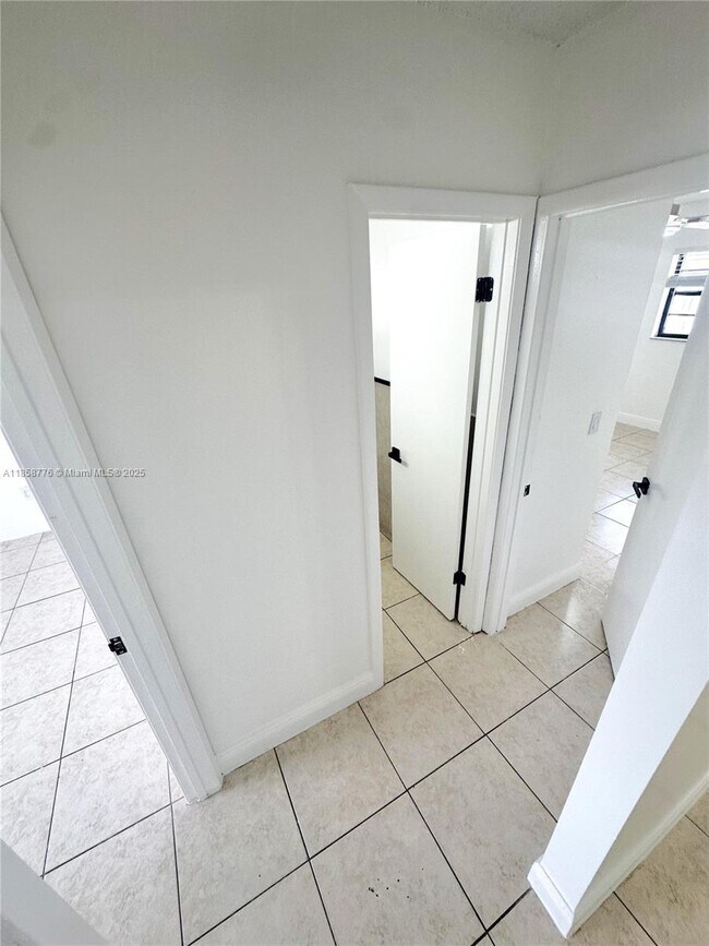 Building Photo - 1130 W 37th St