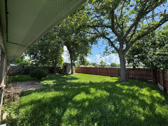 Building Photo - 3227 Fernrock Dr
