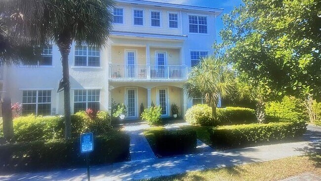 Primary Photo - 2720 NE 9th Ave
