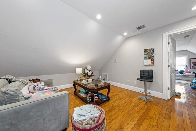 Building Photo - MISSION HILL BEAUTIFUL 4BED / 2BATH AVAILABLE 9/1/2026