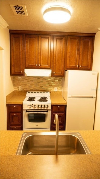 Building Photo - 2116 Henderson Dr