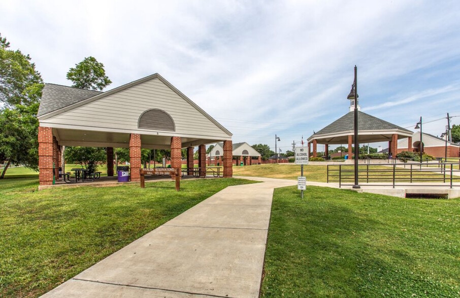 Building Photo - 807 Burr Oak Dr