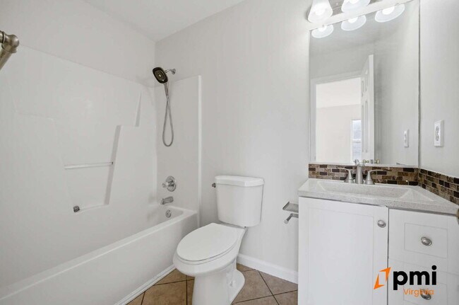 Building Photo - 3 BEDROOM 2.5 BATH WITH FENCED IN YARD AND DETACHED GARAGE FOR RENT IN NORFOLK!