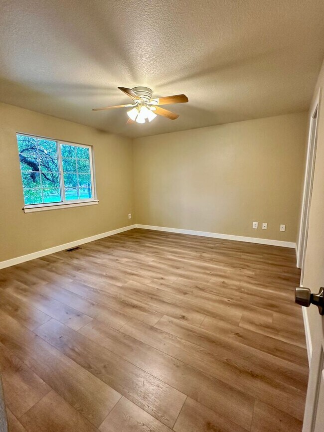 Building Photo - Updated 5-Bedroom Windsor Home - Available...