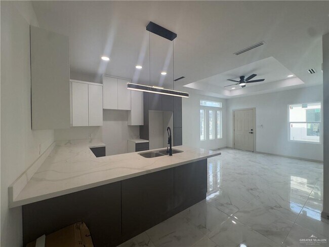 Building Photo - 1304 Rosewood Ln