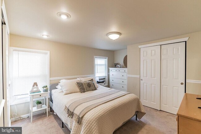 Building Photo - Spacious 3-Bedroom Home with Deck and Bonu...