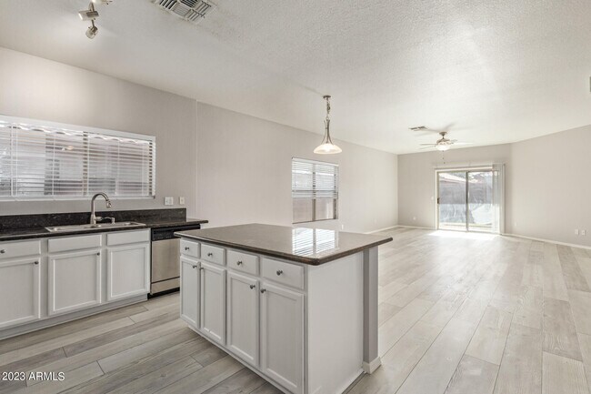 Building Photo - 2821 W Santa Cruz Ave