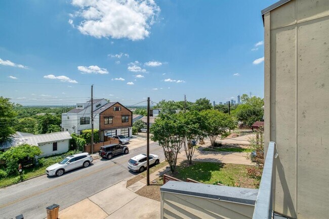 Building Photo - 2800 Crest Ave