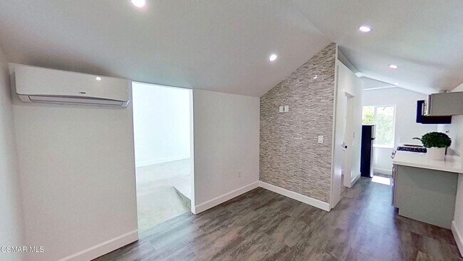 Building Photo - Absolutely adorable 1 bedroom, 1 bath gues...