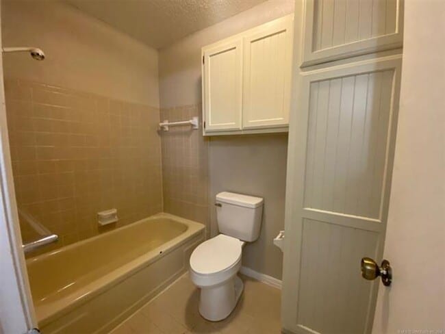 Building Photo - Jenks Schools! This 3 bedroom, 2 bath duplex is located at back of cul-de-sac