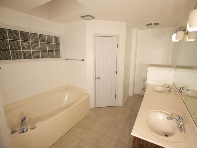 Building Photo - 104 Victoria Dr