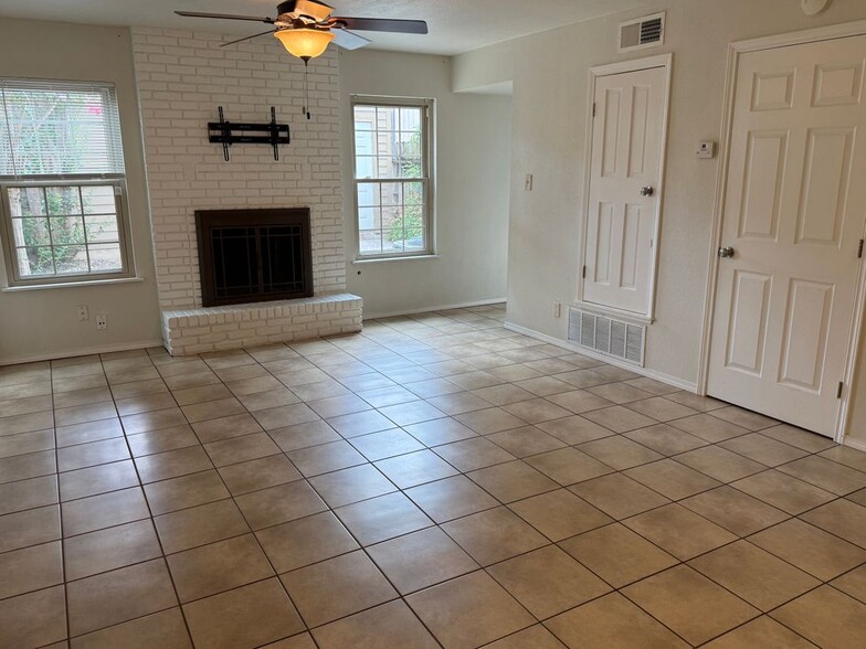 Building Photo - 2207 Lotus Blossom St