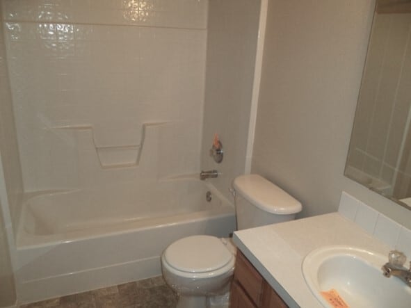 Building Photo - 600 S Queens Dr