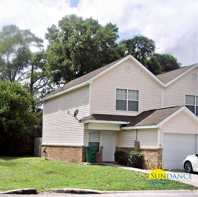 Primary Photo - Spacious 2 Bedroom Townhouse near Hurlburt...