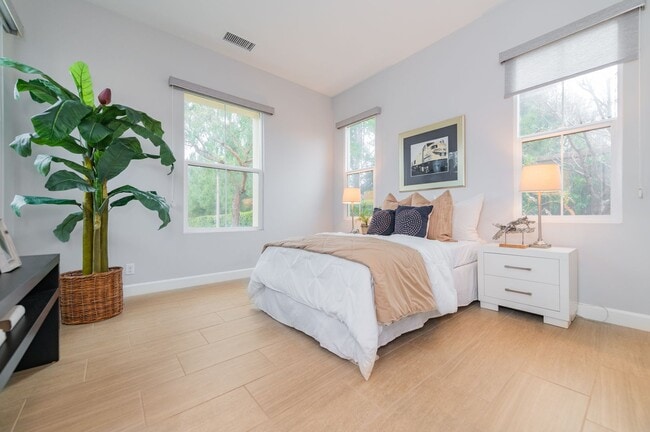 Building Photo - Fully Renovated 2 Bed, 2.5 Bath + Den Single Story Home Available NOW in Eastwood Village in Irvine!