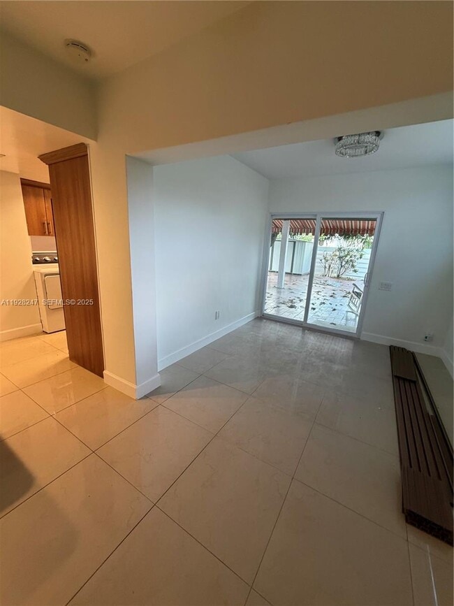 Building Photo - 7417 Twin Sabal Dr