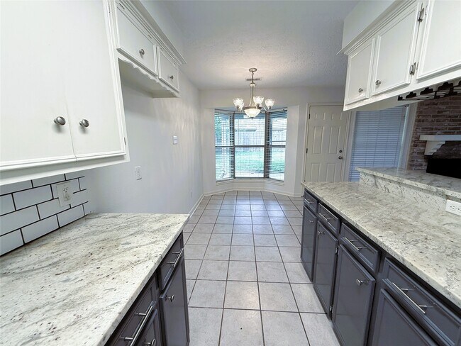 Building Photo - 6902 Sandy Knolls Dr