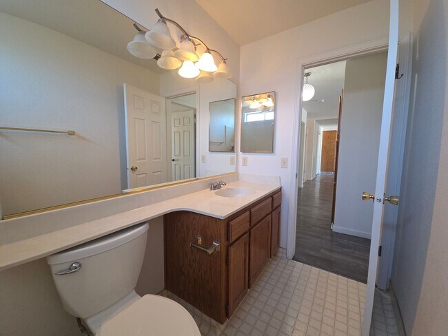 Building Photo - 3 bedroom/2bath home in quiet neighbothood