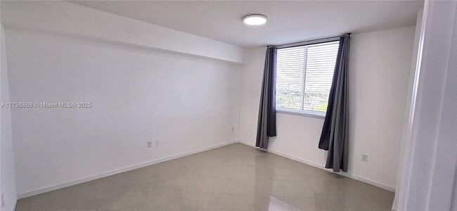 Building Photo - 2775 NE 187th St