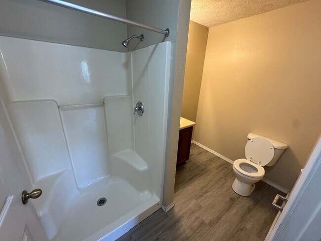 Building Photo - 2 bedroom 2 bath apartment at Clifton Heig...
