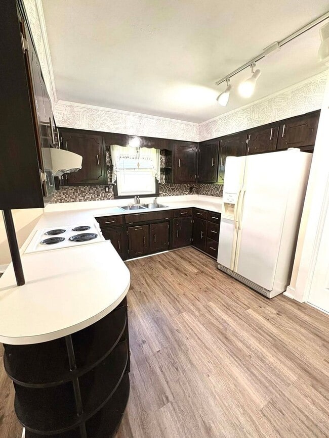 Building Photo - Comfortable Living and Space to Relax!