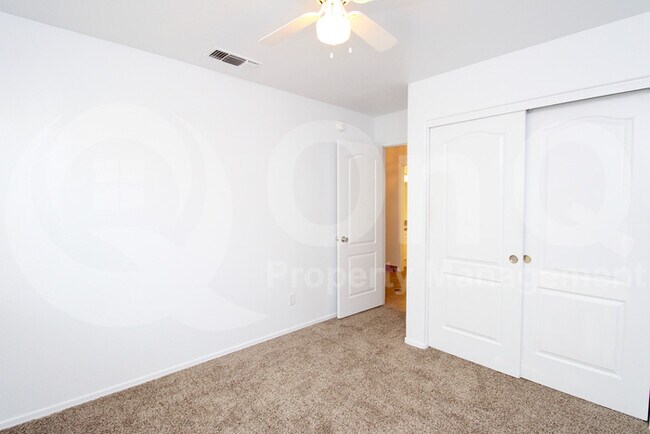 Building Photo - 661 W Horseshoe Ave