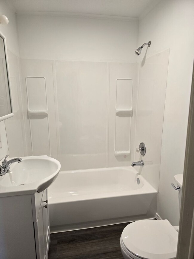 Building Photo - Freshly remodeled 3 bedroom!