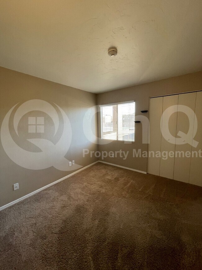 Building Photo - 1810 E Blacklidge Dr